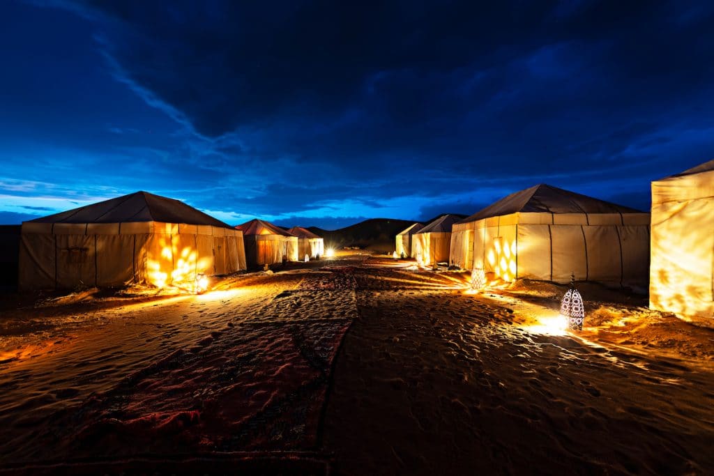Magnifique ciel bleu de nuit au campement de tentes dans le désert du Sahara, au Maroc.